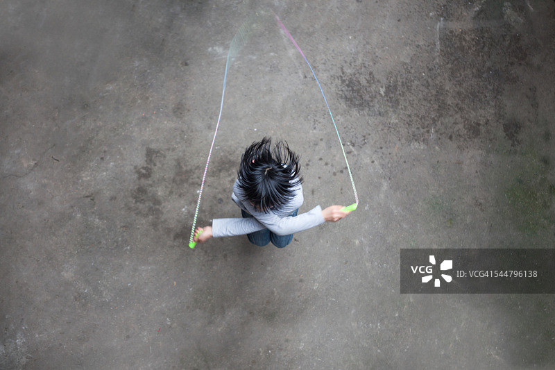 亚洲女孩在跳绳图片素材