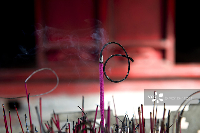 河内寺庙中宗教用途的香火图片素材