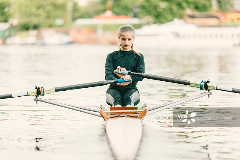 单人双桨划船图片素材