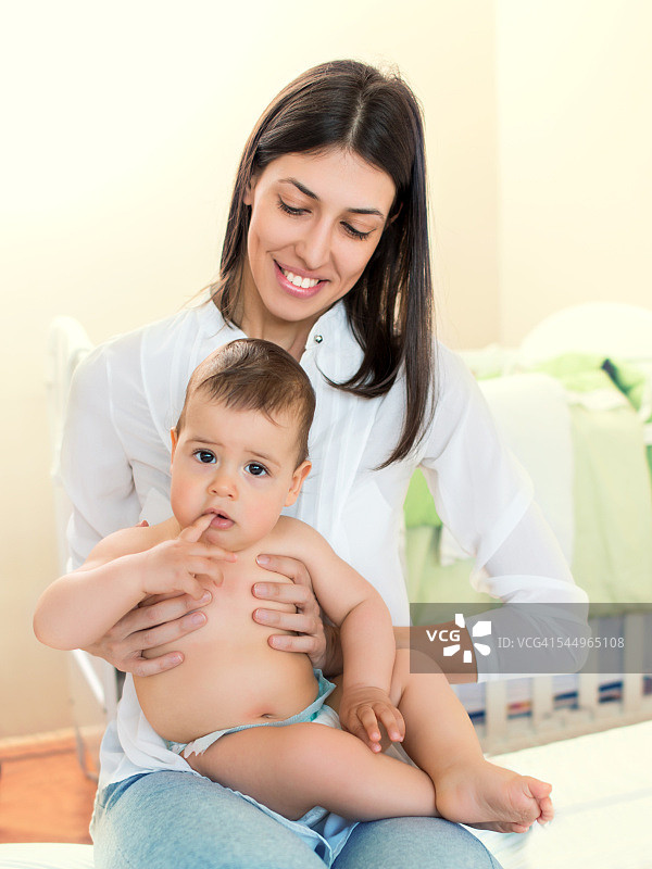 母亲和她的宝宝玩耍图片素材