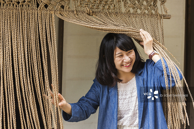 年轻日本女子在传统住宅中迎接客人图片素材