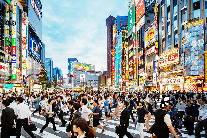 日落时分东京新宿的斑马线图片素材
