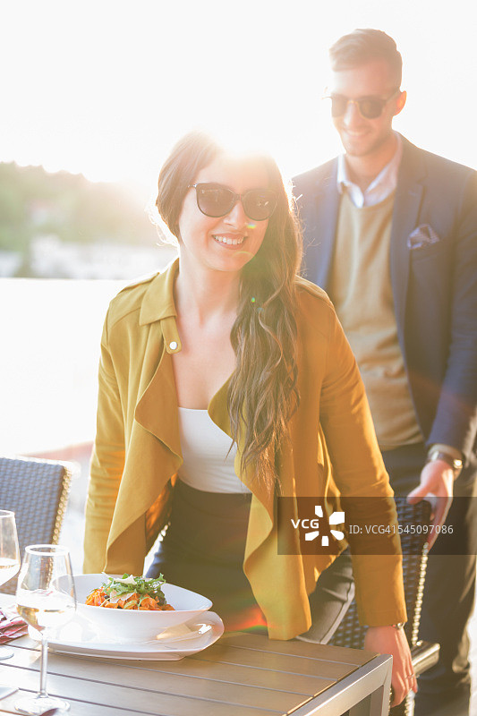 男人为女人扶着椅子图片素材