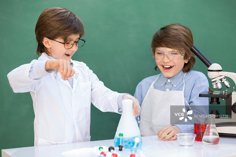 小学生合作进行科学实验图片素材