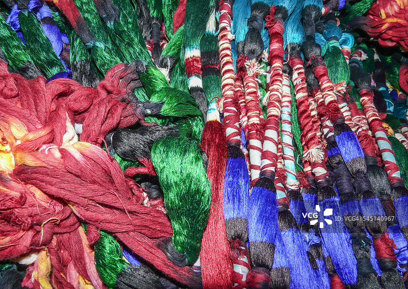 乌兹别克斯坦彩色丝绸伊卡特线图片素材