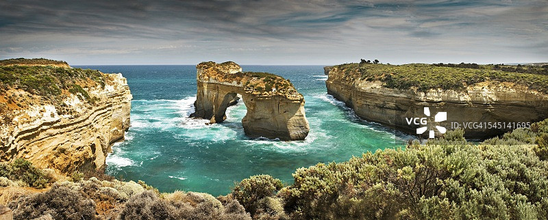 阿德湖峡谷的悬崖和沿海风光图片素材