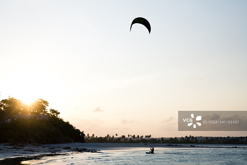 日落时分的风筝冲浪图片素材