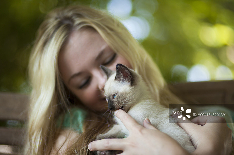 女孩和小猫玩耍图片素材