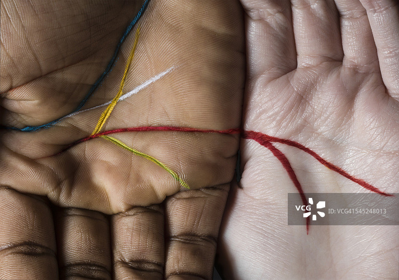 并排的手，彩色线条贯穿图片素材