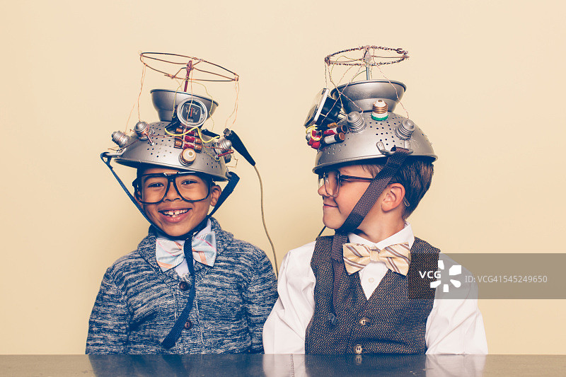 两个打扮成书呆子的男孩戴着读心头盔微笑图片素材