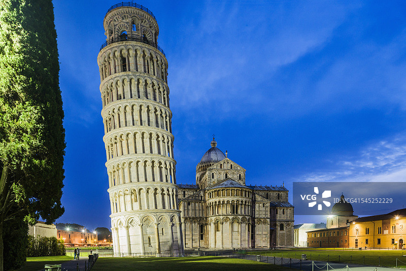 比萨大教堂的倾斜塔楼和后殿图片素材