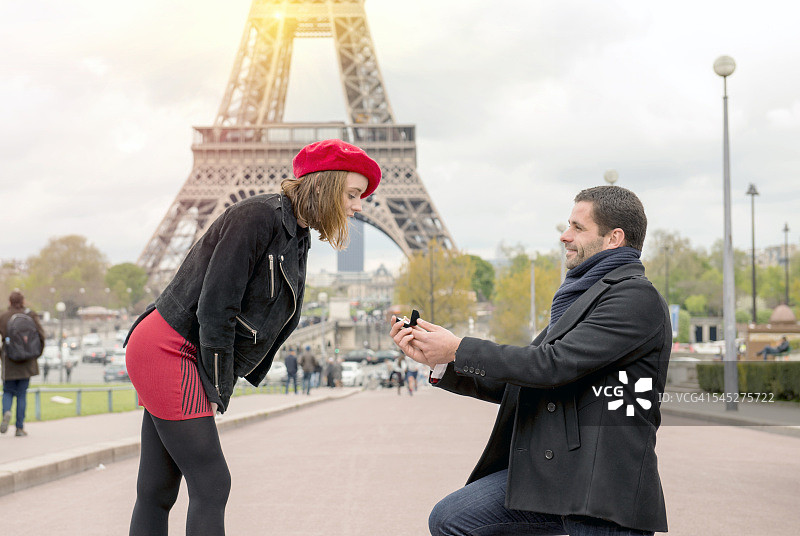 巴黎浪漫订婚图片素材