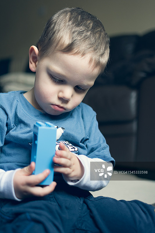 玩耍的白人男童图片素材
