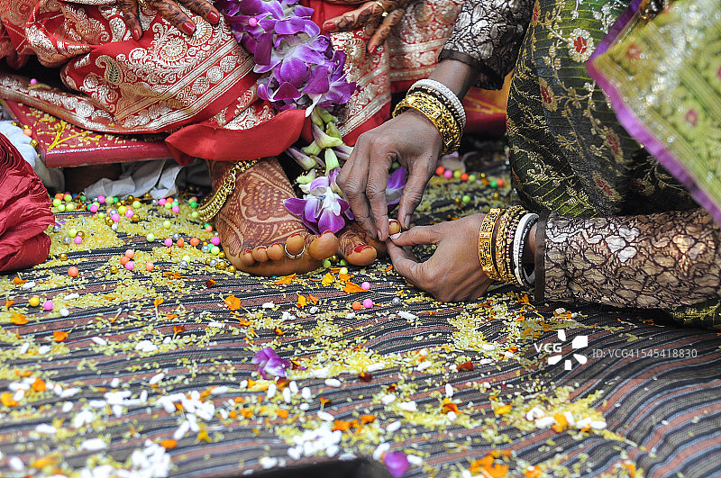南印度婚礼仪式：佩戴脚趾环图片素材