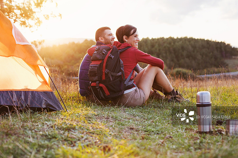 徒步旅行者欣赏风景和日落图片素材