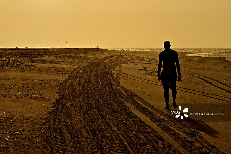 独自走路图片素材