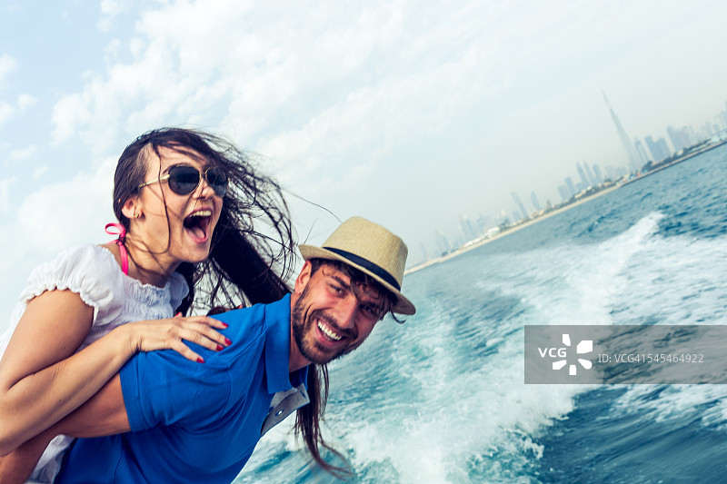 在高速游艇上的两名热恋的情侣图片素材