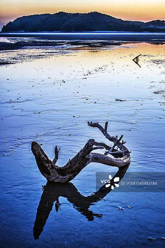 沙滩上被遗忘的锚图片素材