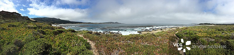 俯瞰太平洋的草地小路全景图片素材