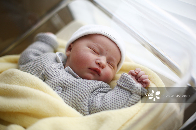 在妇产科病房里新生女婴图片素材