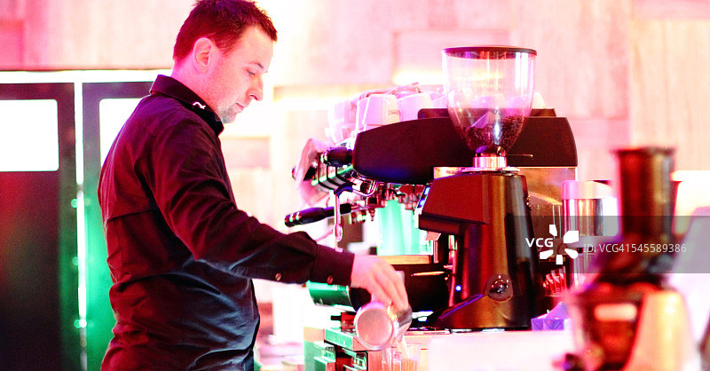 在酒吧里的男人图片素材