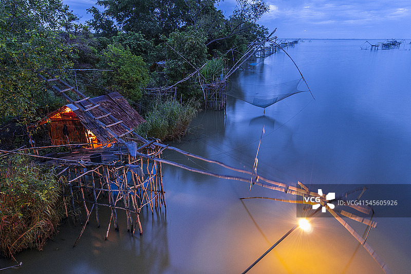 泰国宋卡湖的传统捕鱼陷阱图片素材