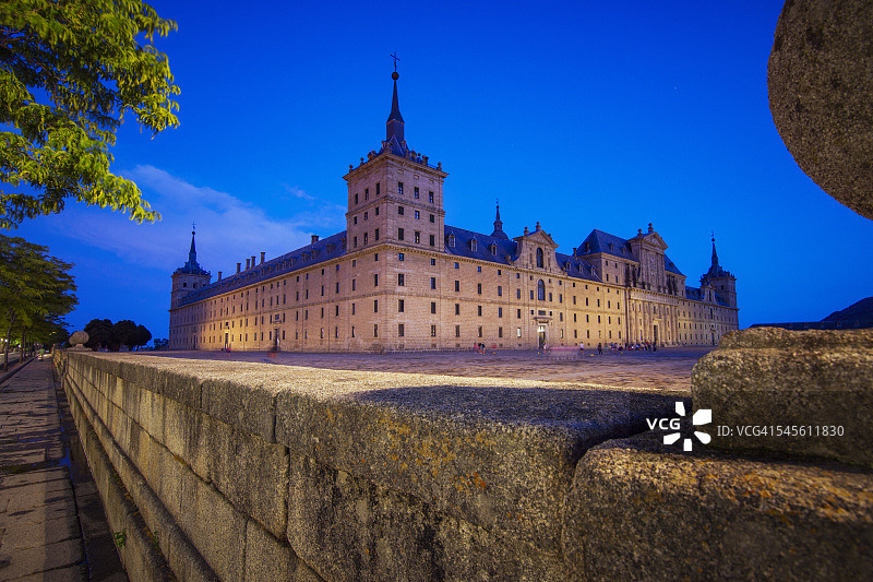 西班牙马德里埃斯科里亚尔修道院的暮色图片素材