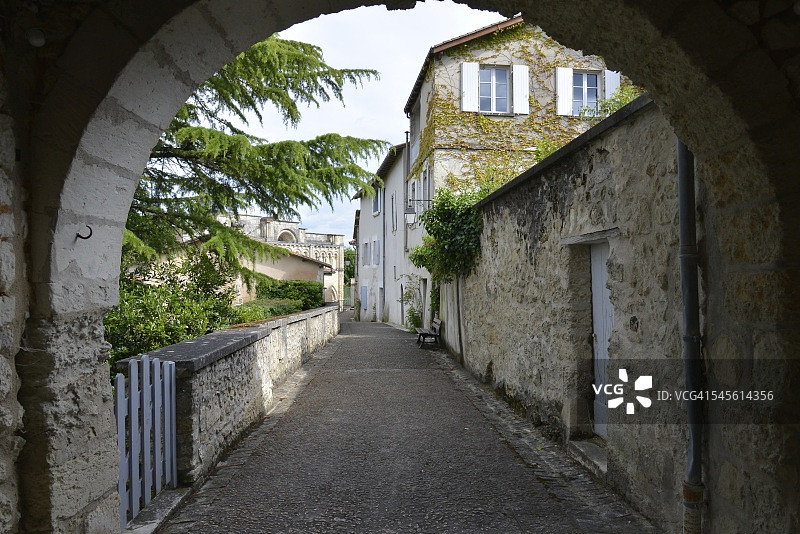 质朴的拱门和宁静的小巷图片素材