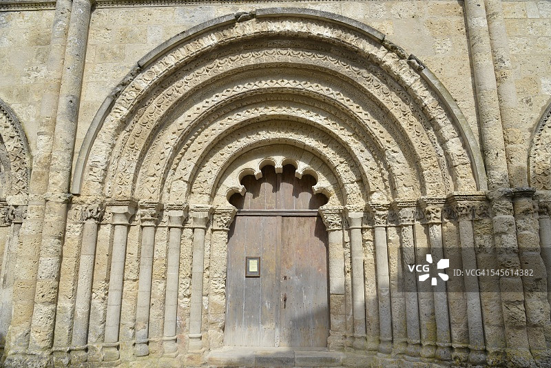 引人注目的罗马天主教堂的门廊图片素材