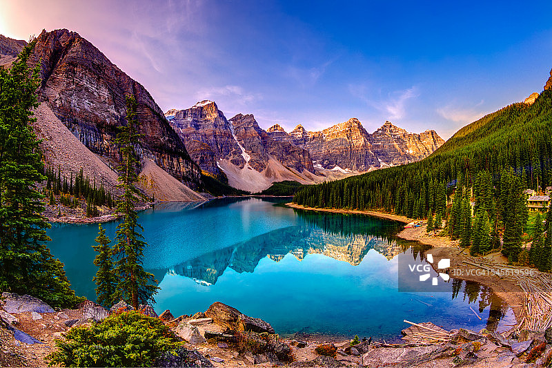 日出时分的梦莲湖图片素材