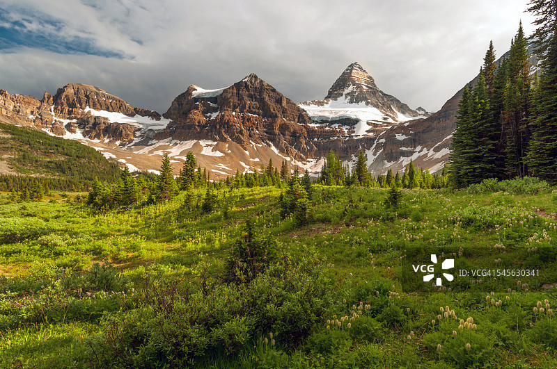 加拿大阿西尼博因山图片素材