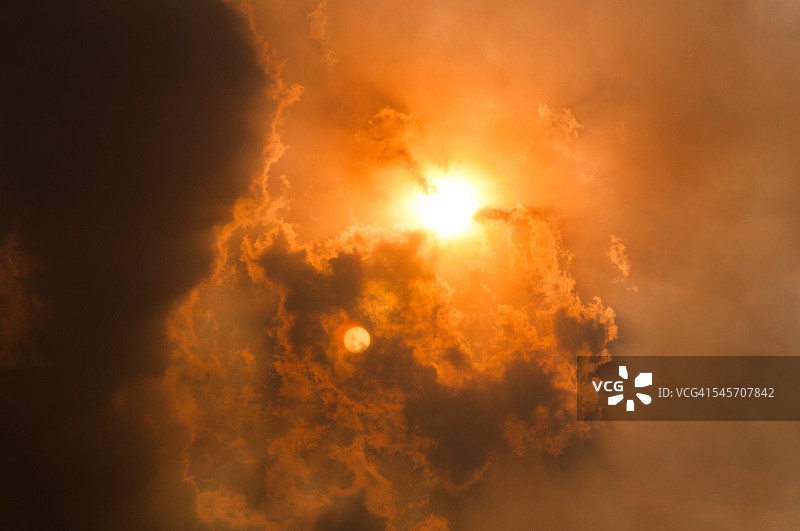 犹他州西部野火产生的烟雾图片素材