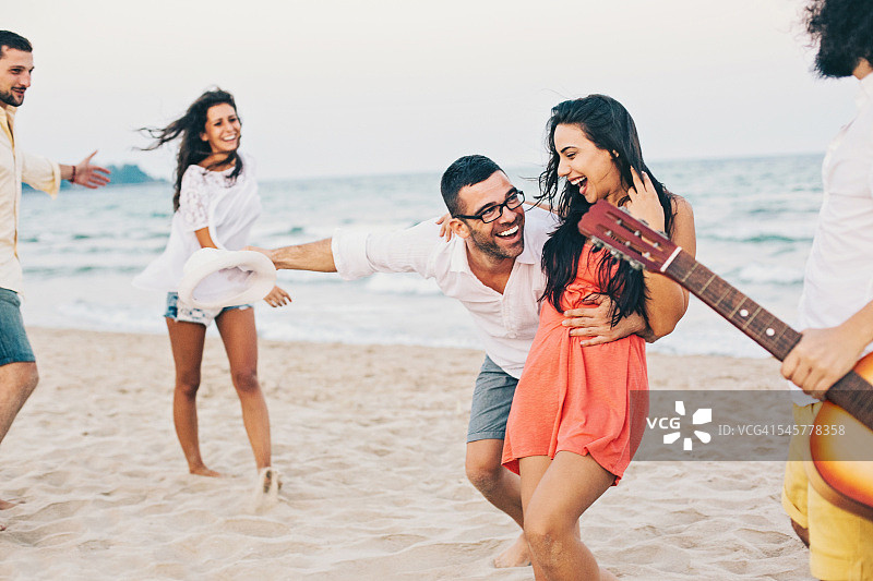 在沙滩上跳舞图片素材