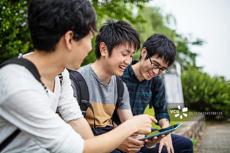 日本学生使用平板电脑一起工作图片素材