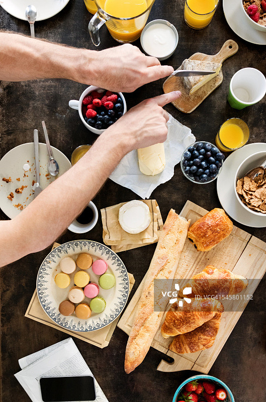 一家人共进早餐（俯视）图片素材