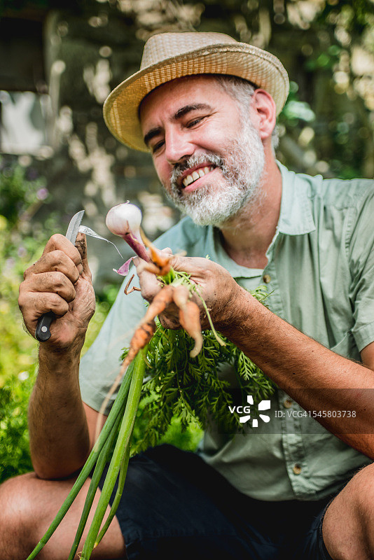 农民在菜园里的肖像图片素材