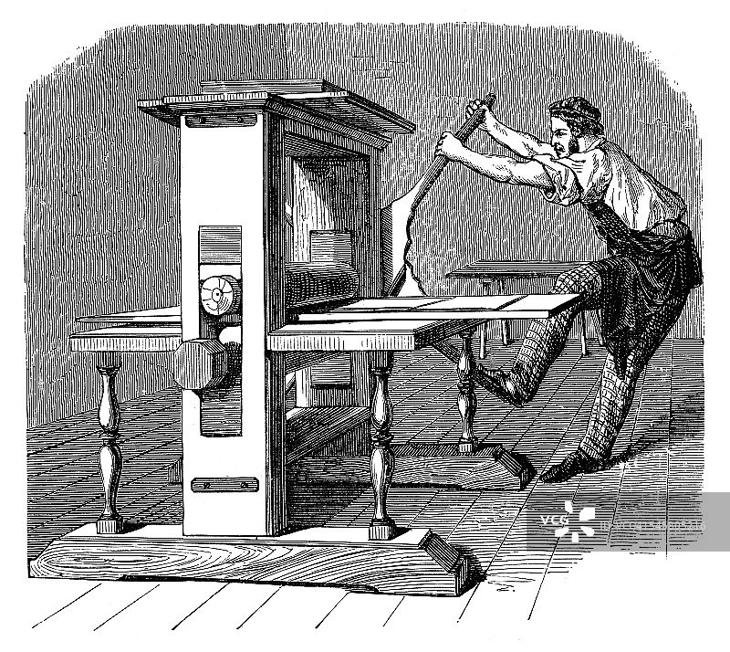 男人操作印刷机图片素材