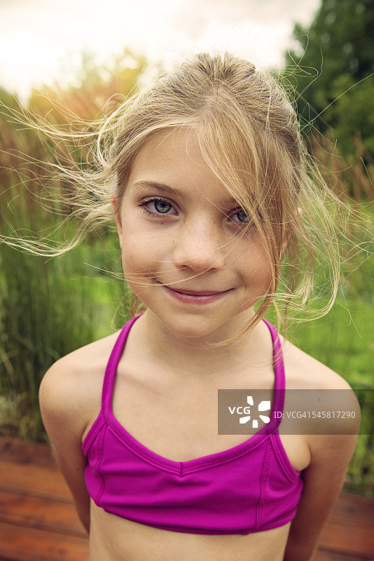 夏季户外头发蓬乱的年轻女孩肖像图片素材