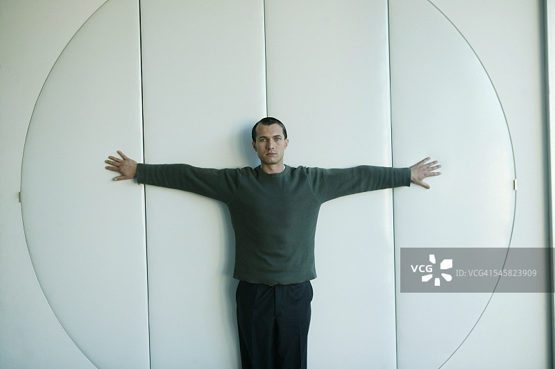 男人站在墙边图片素材