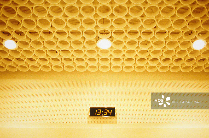 数字时钟和天花板灯图片素材
