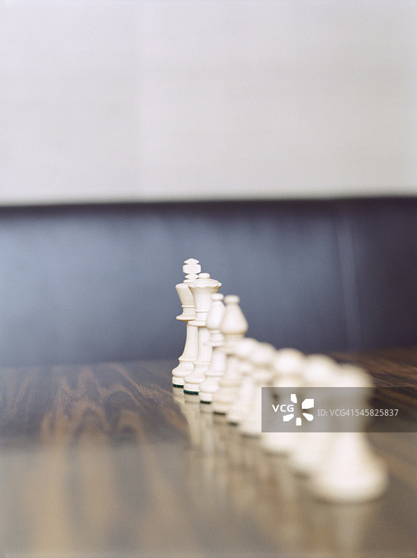 木桌上的国际象棋棋子图片素材