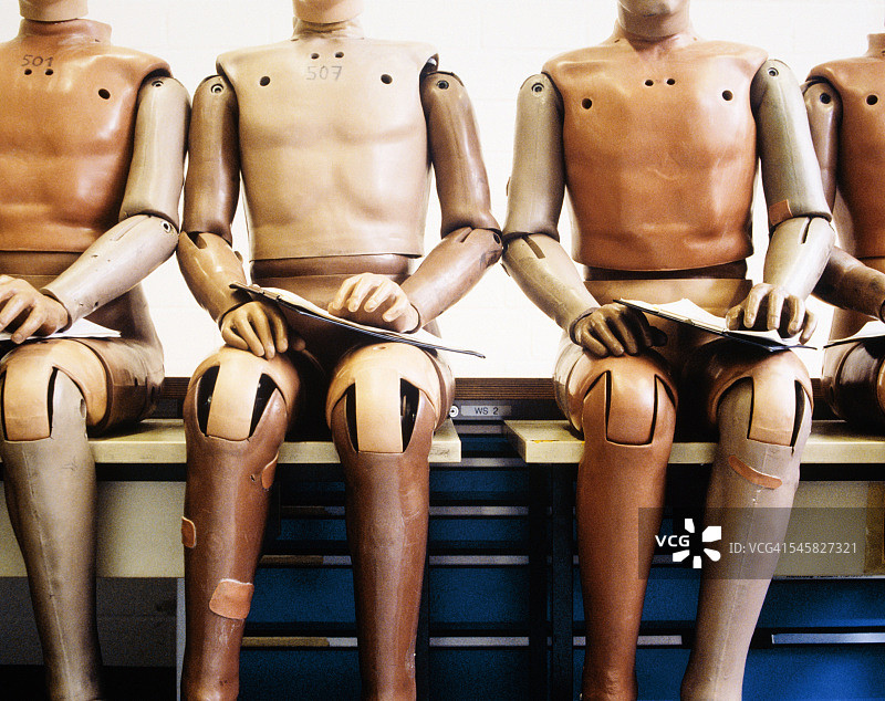 坐在长椅上的一排人体模型图片素材