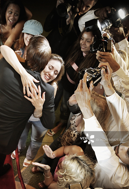 首映礼上粉丝拥抱明星图片素材