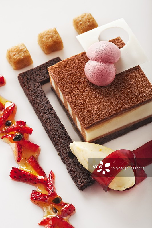 草莓沙拉棉花糖白巧克力慕斯图片素材