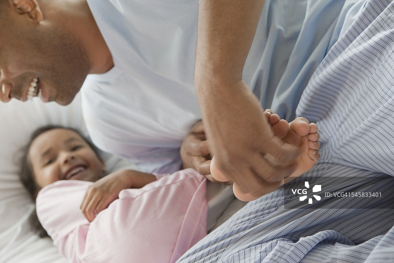 父亲和小女儿玩耍打闹图片素材