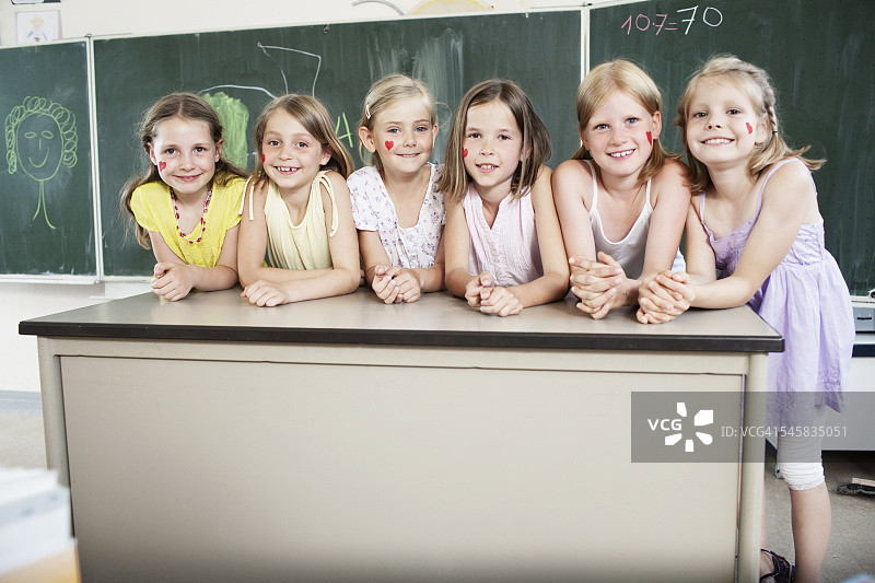 孩子们在教室里靠在桌子上图片素材