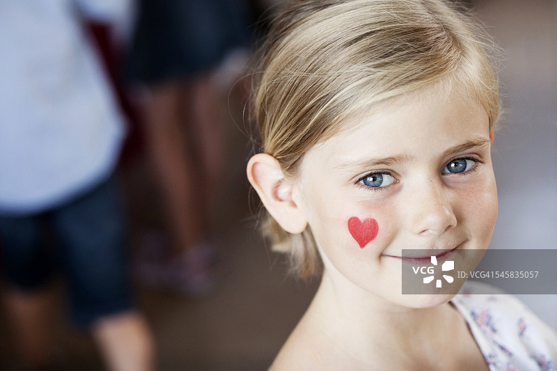 在教室里微笑的女孩图片素材