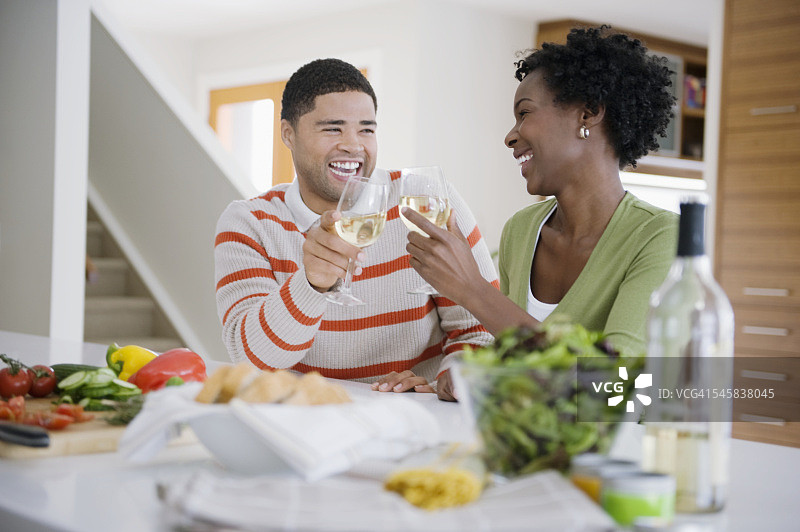 年轻情侣敬酒图片素材