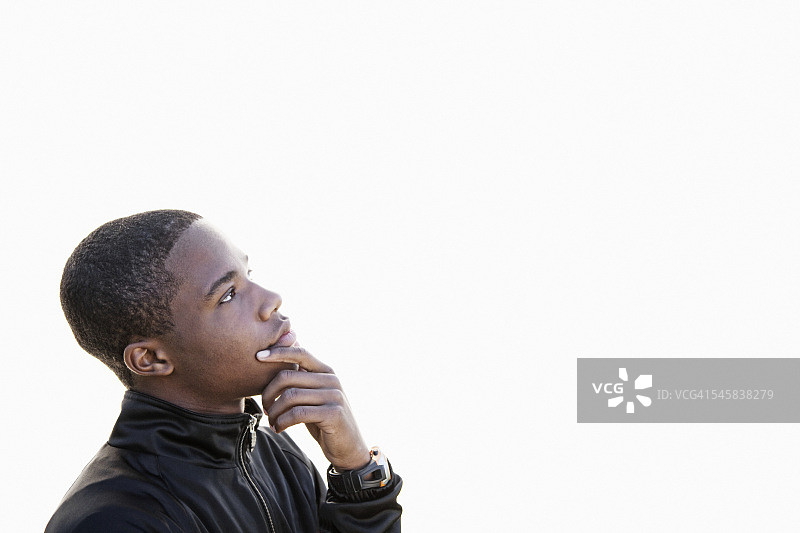 思考中的青少年男孩图片素材