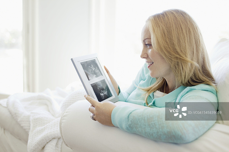 孕妇看着超声波打印图像图片素材